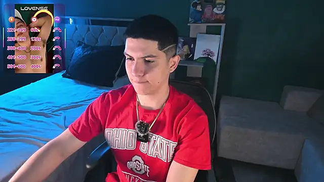 Snapshot of Brat_ chatting on 09.10.25 Brat online show from 09.10.25