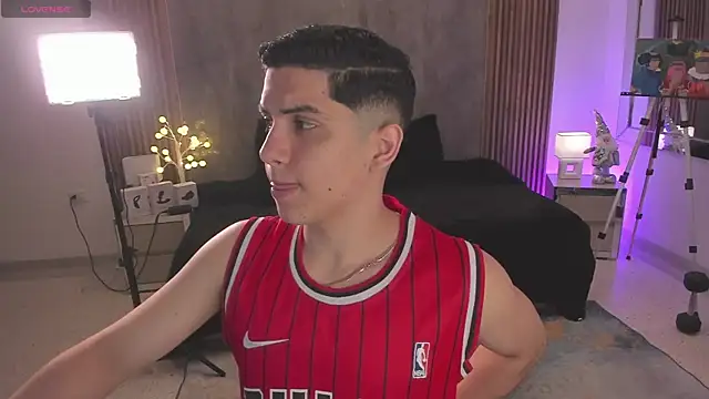 Snapshot of Brat_ chatting on 12.13.25 Brat online show from 12.13.25