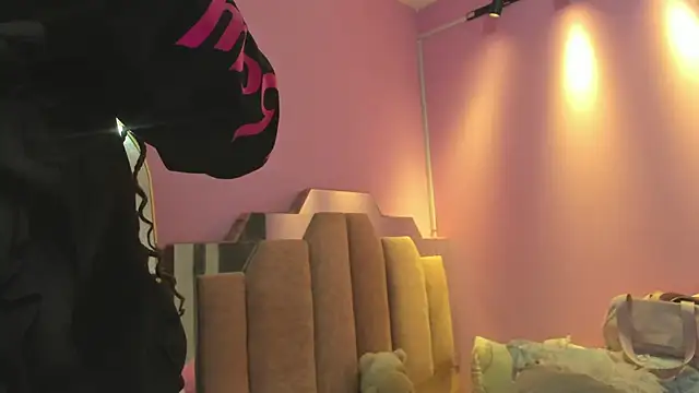 LoveQueen2 online show from 11.18.25