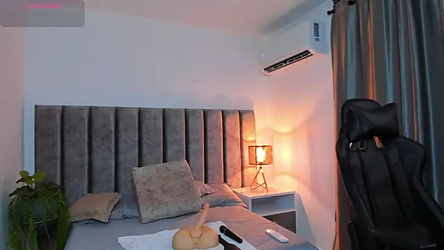 SamanthaSmithx online show from 10.04.25