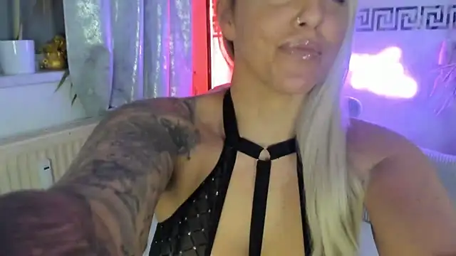 Snapshot of CocoSkyy chatting on 11.29.25 CocoSkyy online show from 11.29.25