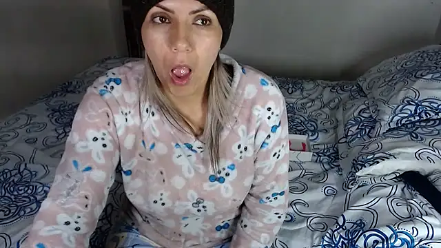 Snapshot of Chantal_hott chatting on 04.19.26 Chantal hott online show from 04.19.26