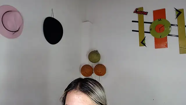 Snapshot of Chantal_hott chatting on 04.20.26 Chantal hott online show from 04.20.26