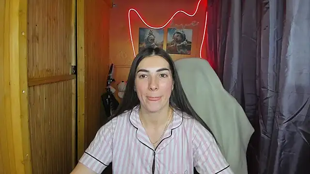 Snapshot of Fiery_Brunette_ chatting on 02.18.25 Fiery Brunette online show from 02.18.25