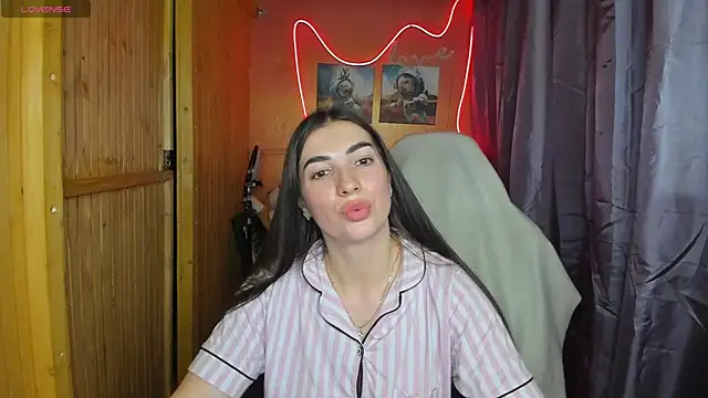 Snapshot of Fiery_Brunette_ chatting on 02.18.25 Fiery Brunette online show from 02.18.25