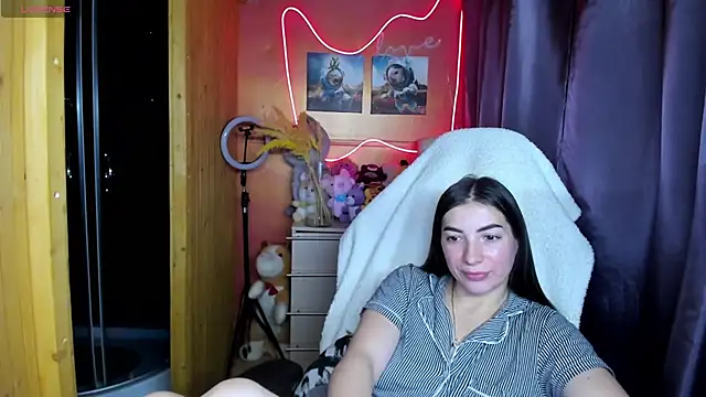 Fiery Brunette  online show from 11.28.25