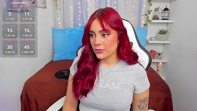 Snapshot of HazzelGray chatting on 12.05.24 HazzelGray online show from 12.05.24