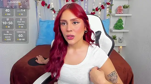 Snapshot of HazzelGray chatting on 12.17.24 HazzelGray online show from 12.17.24