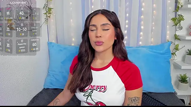 Snapshot of HazzelGray chatting on 02.05.25 HazzelGray online show from 02.05.25