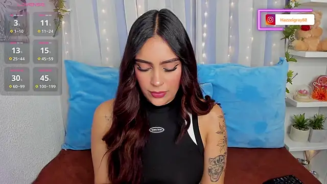 Snapshot of HazzelGray chatting on 10.11.25 HazzelGray online show from 10.11.25