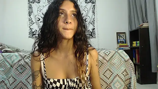 Snapshot of AlinaWoolf_ chatting on 12.11.24 AlinaWoolf  online show from 12.11.24