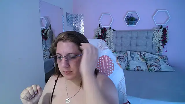 Snapshot of katie_joness_ chatting on 01.12.25 katie joness online show from 01.12.25
