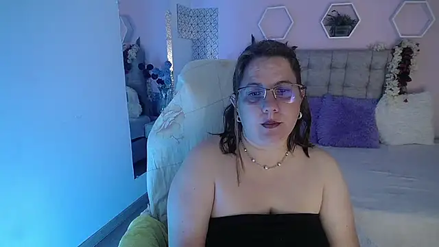 Snapshot of katie_joness_ chatting on 02.01.25 katie joness online show from 02.01.25