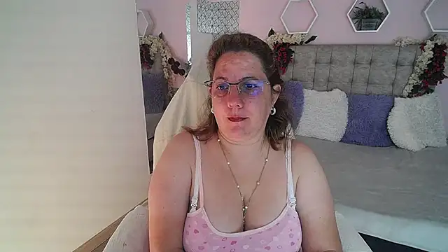 Snapshot of katie_joness_ chatting on 02.07.25 katie joness online show from 02.07.25