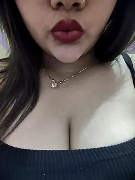 Snapshot of _Redwine_ chatting on 03.18.25 Redwine online show from 03.18.25