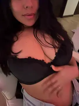 Snapshot of PetitLumiere chatting on 01.19.25 PetitLumiere online show from 01.19.25