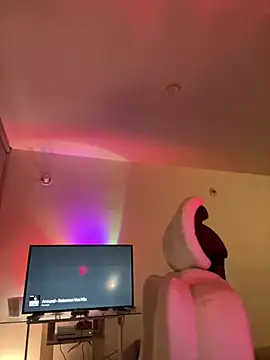 Snapshot of PetitLumiere chatting on 01.28.25 PetitLumiere online show from 01.28.25