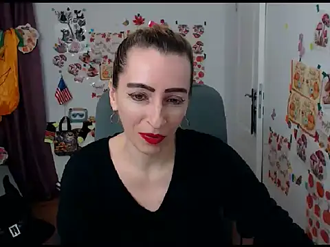 Snapshot of EvelynAngell chatting on 10.07.25 EvelynAngell online show from 10.07.25