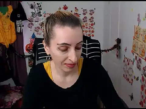 Snapshot of EvelynAngell chatting on 10.14.25 EvelynAngell online show from 10.14.25