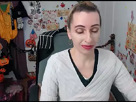 Snapshot of EvelynAngell chatting on 10.20.25 EvelynAngell online show from 10.20.25