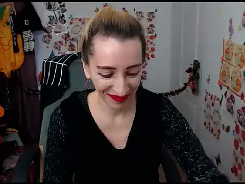 Snapshot of EvelynAngell chatting on 10.29.25 EvelynAngell online show from 10.29.25