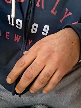 Snapshot of molozeb chatting on 12.21.25 molozeb online show from 12.21.25