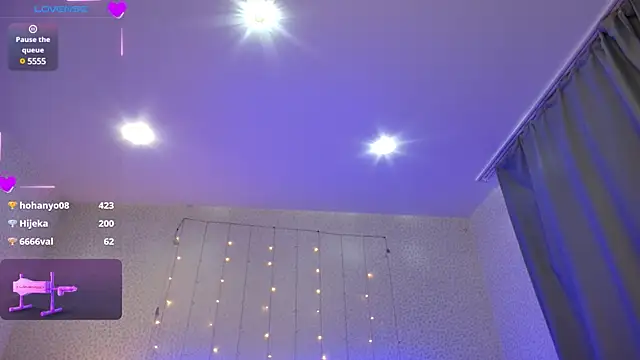 Snapshot of oliviiaa chatting on 12.21.24 oliviiaa online show from 12.21.24