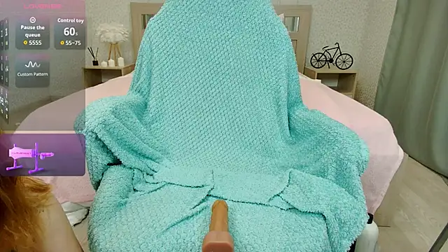 Snapshot of oliviiaa chatting on 10.02.25 oliviiaa online show from 10.02.25