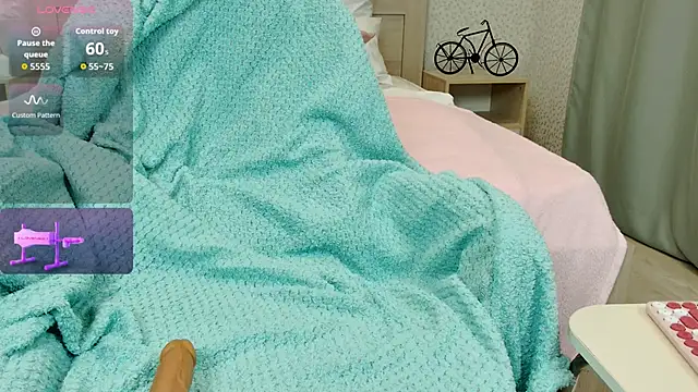 Snapshot of oliviiaa chatting on 10.06.25 oliviiaa online show from 10.06.25