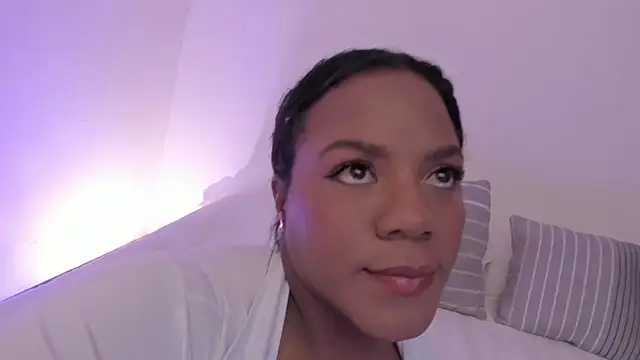 Snapshot of Sexyshantal_ chatting on 10.28.25 Sexyshantal  online show from 10.28.25