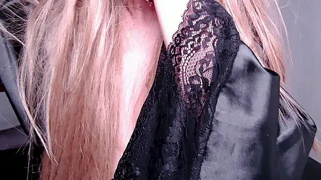 caarlywhitee online show from 03.21.26