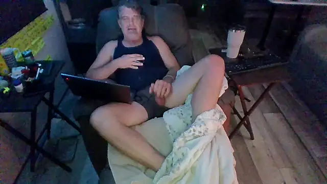 Snapshot of lateniter chatting on 10.30.25 lateniter online show from 10.30.25