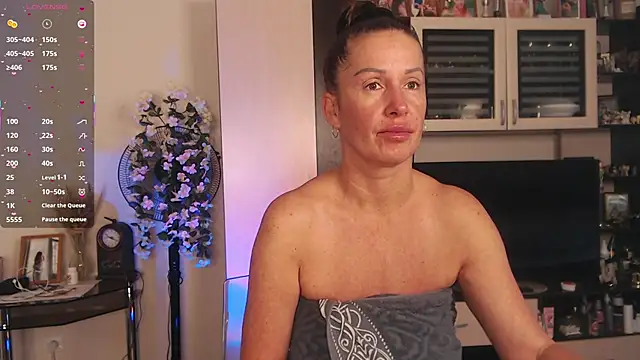 Snapshot of SheilaRyan chatting on 11.03.25 SheilaRyan online show from 11.03.25