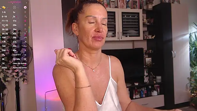 Snapshot of SheilaRyan chatting on 11.18.25 SheilaRyan online show from 11.18.25