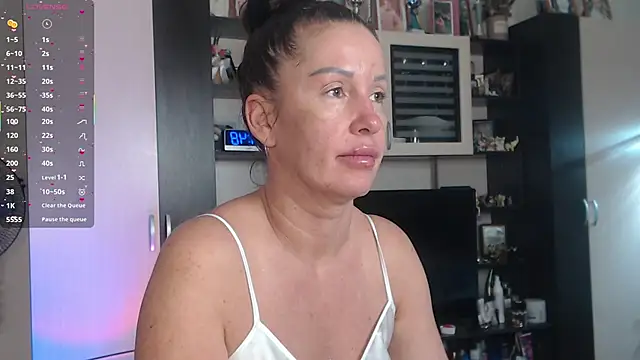 Snapshot of SheilaRyan chatting on 11.28.25 SheilaRyan online show from 11.28.25