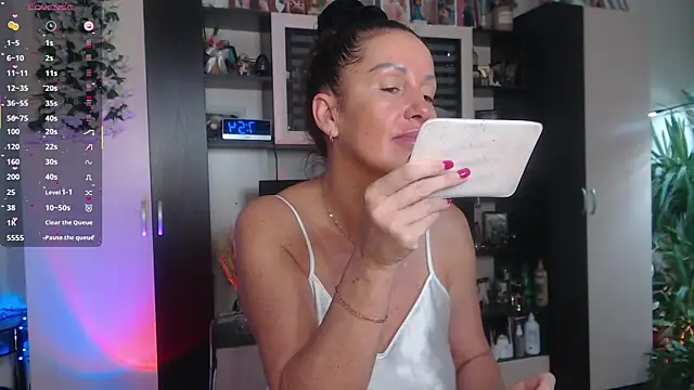 Snapshot of SheilaRyan chatting on 12.20.25 SheilaRyan online show from 12.20.25