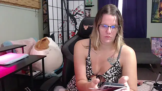 Sarahtineke online show from 11.04.25