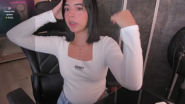 Snapshot of NicolRoss_ chatting on 10.22.25 NicolRoss online show from 10.22.25