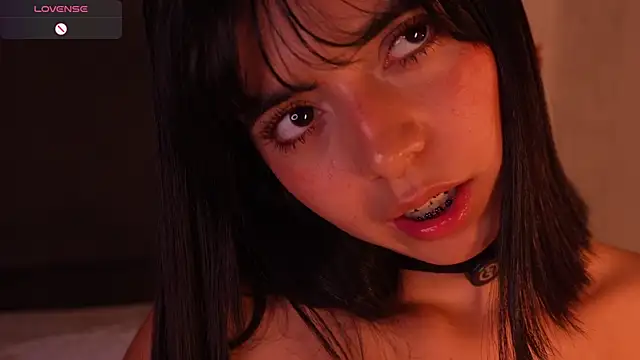 Snapshot of NicolRoss_ chatting on 11.21.25 NicolRoss online show from 11.21.25