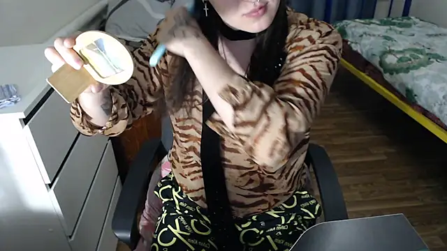 Snapshot of EvaMiron chatting on 09.15.25 EvaMiron online show from 09.15.25