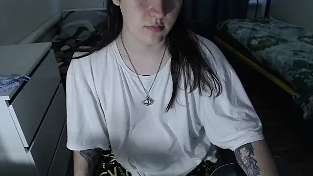 Snapshot of EvaMiron chatting on 09.16.25 EvaMiron online show from 09.16.25