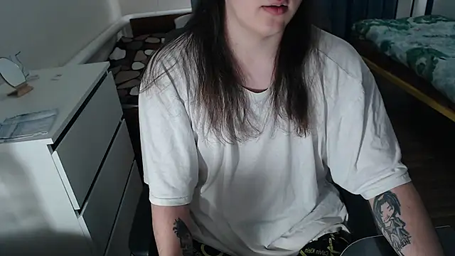 Snapshot of EvaMiron chatting on 09.21.25 EvaMiron online show from 09.21.25