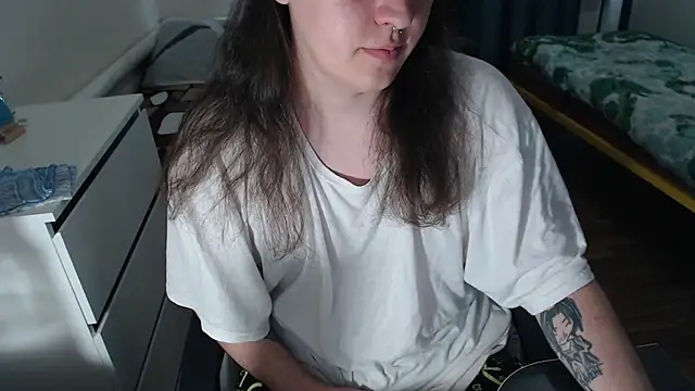 Snapshot of EvaMiron chatting on 09.22.25 EvaMiron online show from 09.22.25