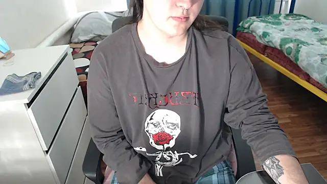 Snapshot of EvaMiron chatting on 10.06.25 EvaMiron online show from 10.06.25