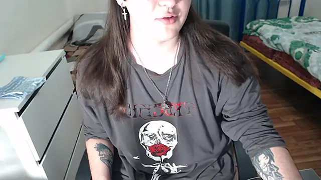 Snapshot of EvaMiron chatting on 10.15.25 EvaMiron online show from 10.15.25