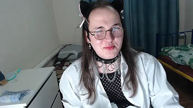 Snapshot of EvaMiron chatting on 10.21.25 EvaMiron online show from 10.21.25