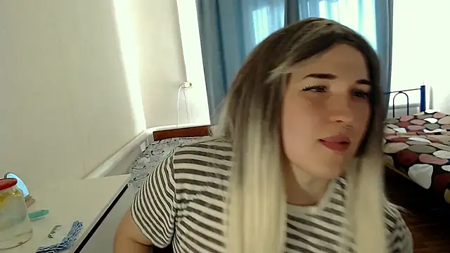 Snapshot of EvaMiron chatting on 05.16.26 EvaMiron online show from 05.16.26