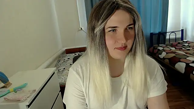 Snapshot of EvaMiron chatting on 05.18.26 EvaMiron online show from 05.18.26
