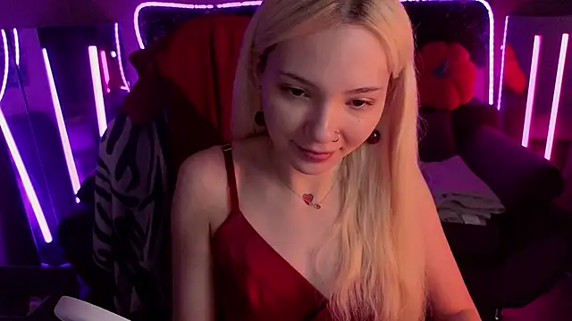 Snapshot of SandraBoyl chatting on 11.22.25 SandraBoyl online show from 11.22.25