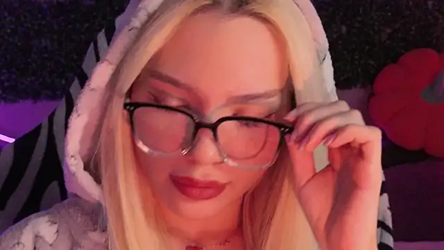 Snapshot of SandraBoyl chatting on 11.23.25 SandraBoyl online show from 11.23.25